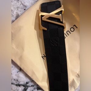 Brand new belt, never worn. Authentic.